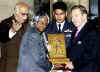 Gandhi peace prize-Havel-AFP-5.1.2004.jpg (32863 bytes)