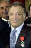 zubin_mehta_Knighted_april_2001-AFP.jpg (22620 bytes)