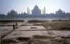 view_of_taj_from_octagonal_pool-f.jpg (24901 bytes)